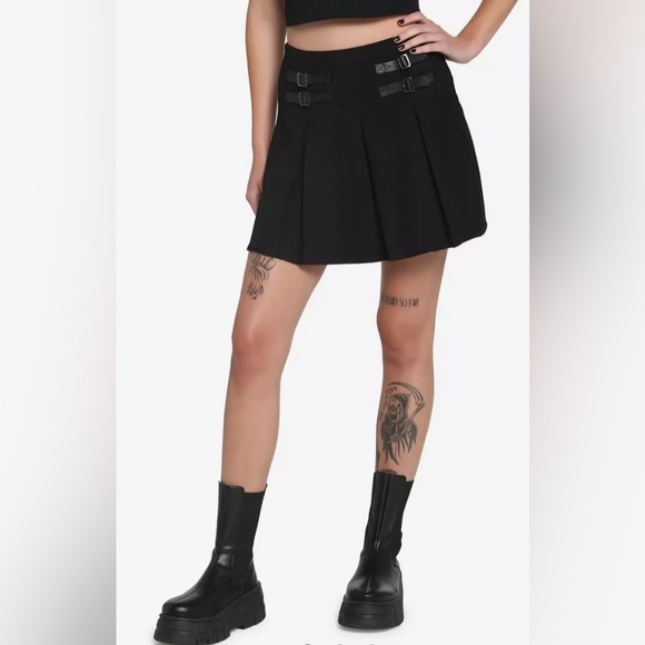 NWOT Hot Topic Black Double Buckle Pleated Skirt - Picture 1 of 3
